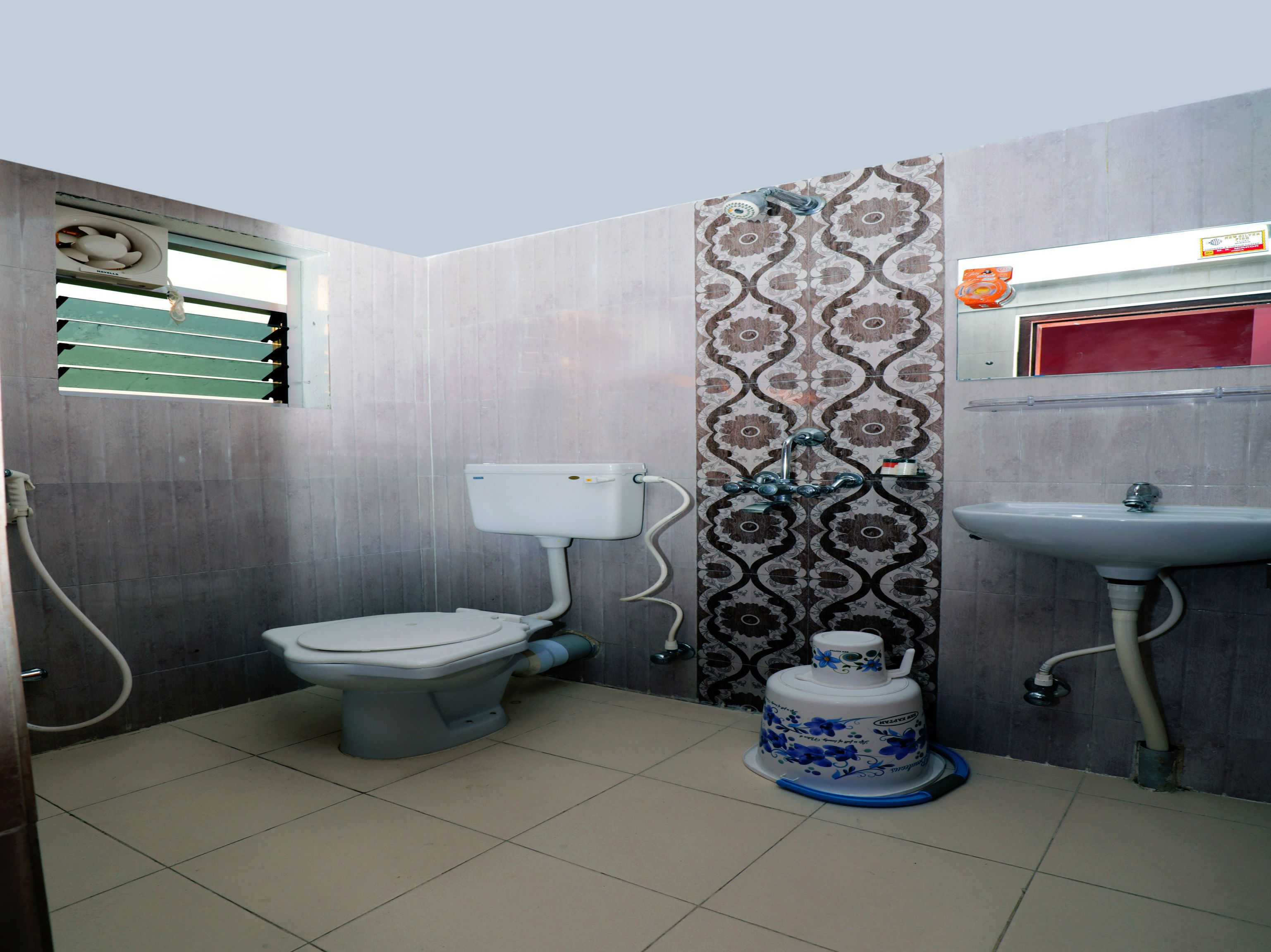 Double or Twin Room | Bathroom | Shower, free toiletries, towels
