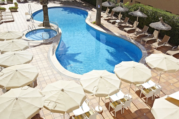 Seasonal outdoor pool, pool umbrellas, sun loungers