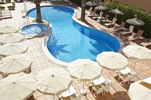 Seasonal outdoor pool, pool umbrellas, pool loungers - Grupotel Dunamar (Santa Margalida)