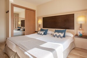 Desk, blackout curtains, free cots/infant beds, free WiFi - Grupotel Dunamar (Santa Margalida)