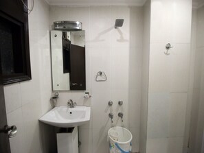 Habitación con 1 cama doble o 2 individuales | Baño | Ducha y cabezal de ducha tipo lluvia