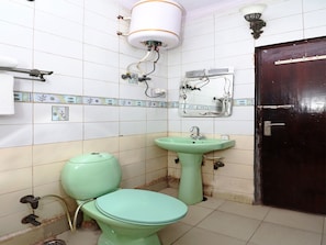 Shower, free toiletries, towels