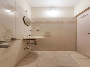 Shower, free toiletries, towels