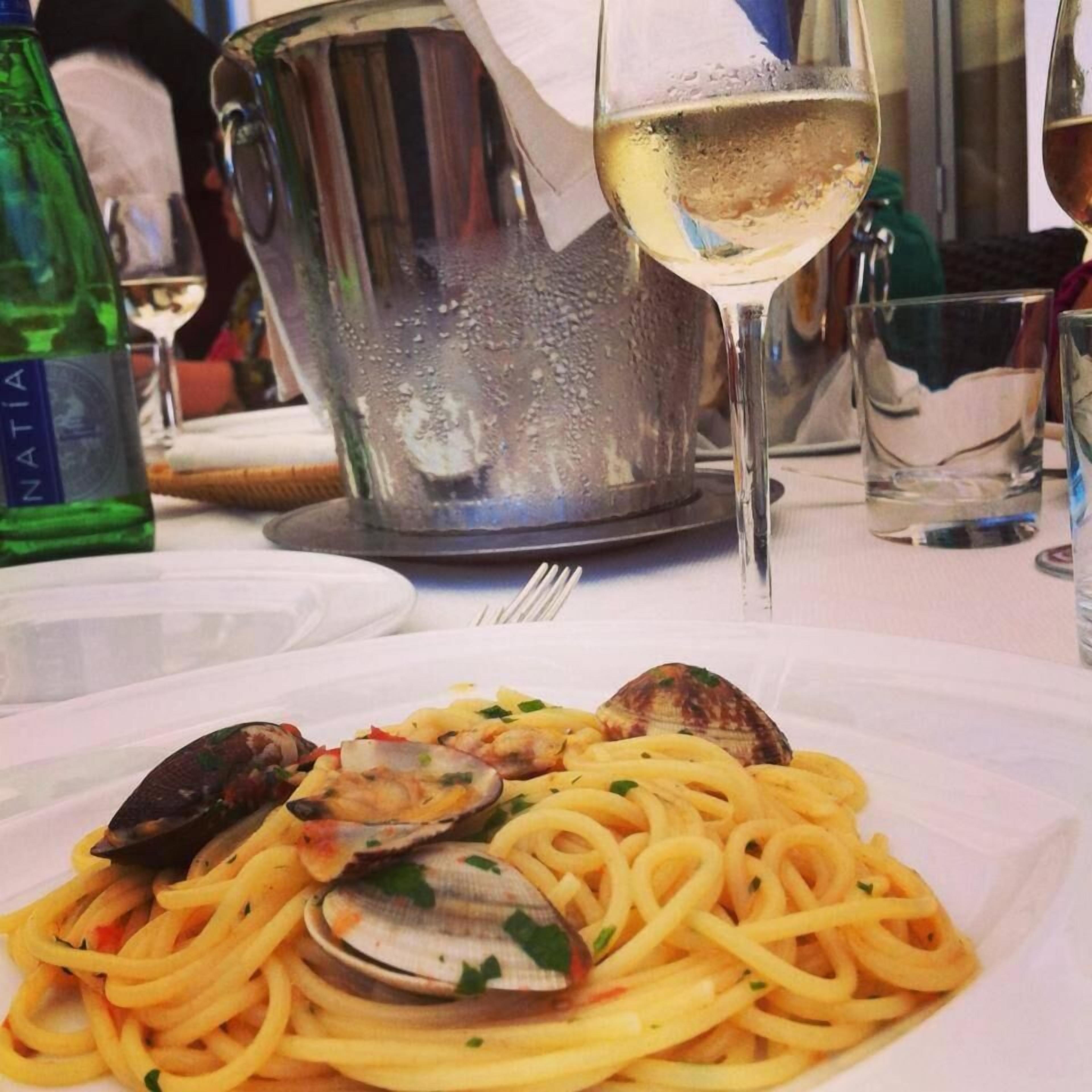 Pasta med muslinger og et glas hvidvin.