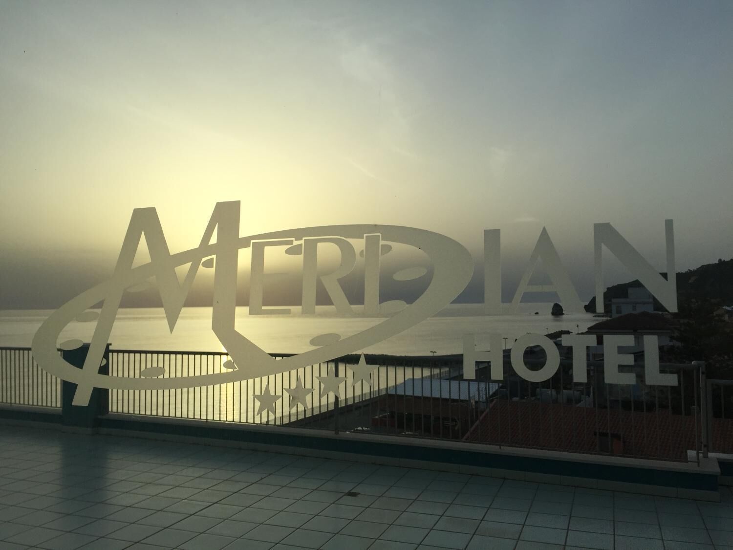Ein großes Schild mit dem Schriftzug "AERIAN HOTEL" in einer stilisierten Schriftart, das den Namen des Hotels angibt.