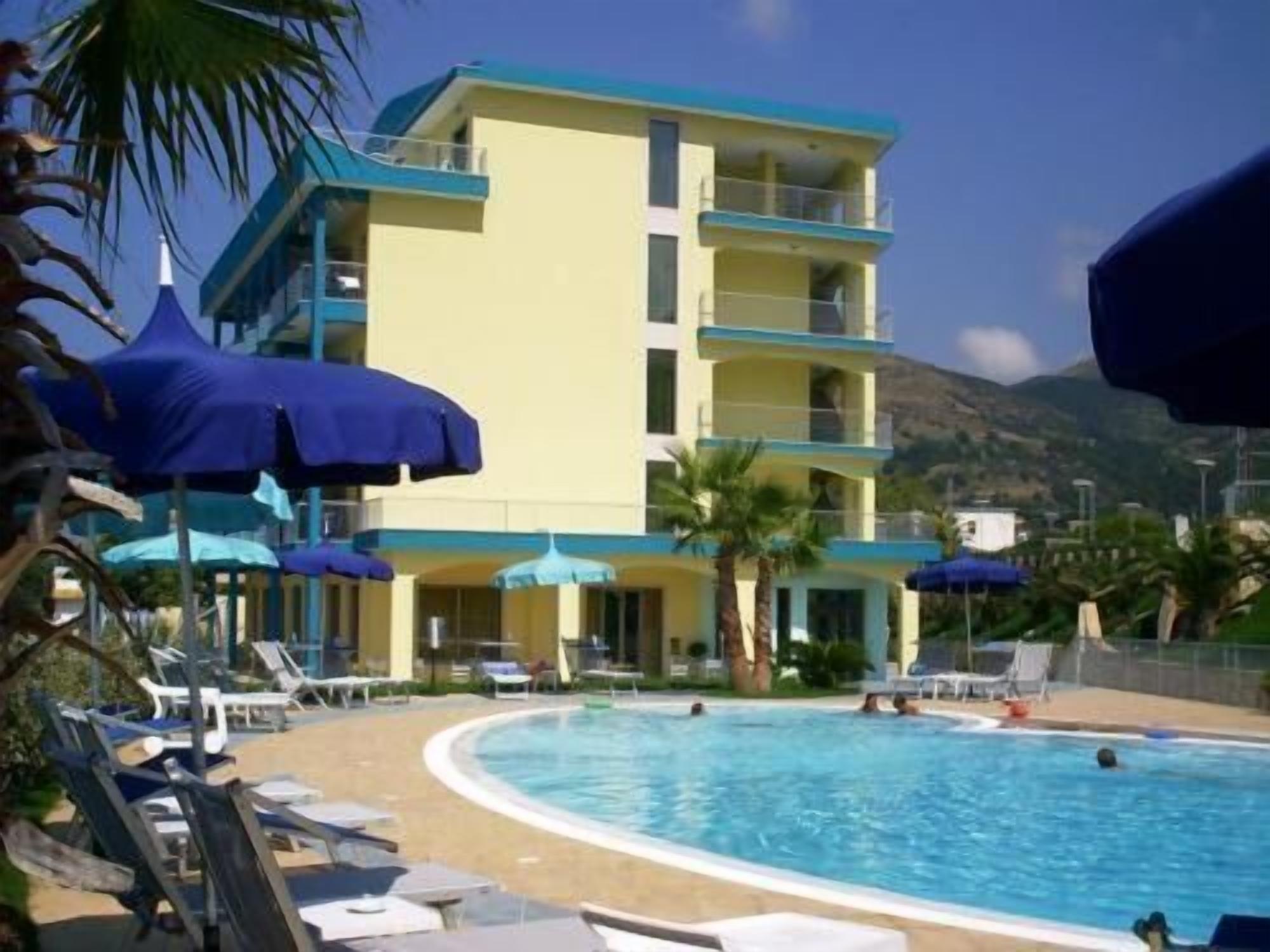Ein Hotel mit Poolbereich, Liegestühlen und Sonnenschirmen.