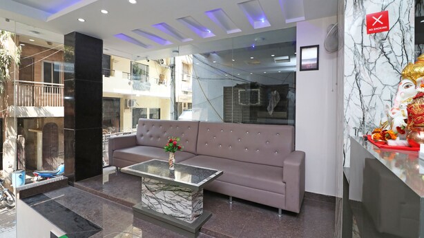 Lobby sitting area - Hotel Star Inn (New Delhi)
