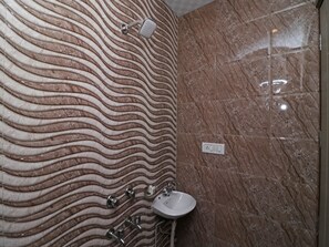 Camera con letto matrimoniale o 2 letti singoli | Bagno | Set di cortesia gratuito