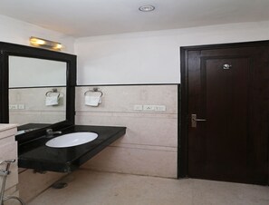 Deluxe Double or Twin Room | Bathroom | Free toiletries, towels