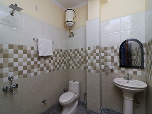 Habitación con 1 cama doble o 2 individuales | Baño | Ducha y cabezal de ducha tipo lluvia