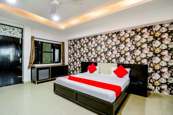 Blackout curtains, free WiFi, bed sheets