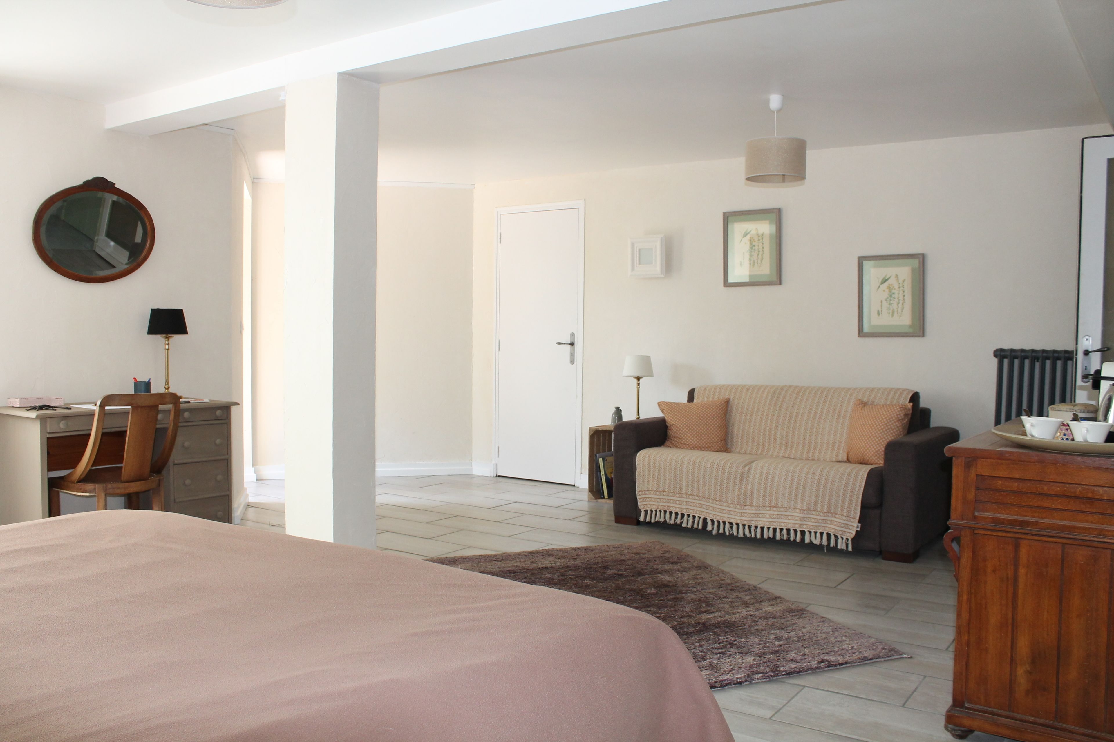 Chambre Double Supérieure, vue jardin (Chambre Peintre) | Coin séjour
