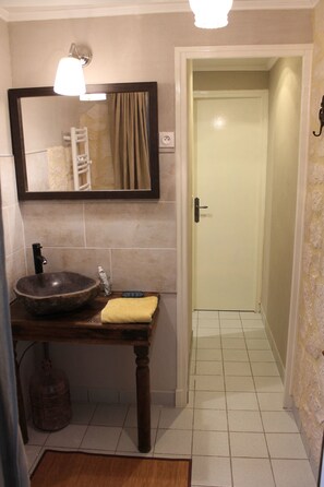 Superior Double Room, Garden View (Chambre Peintre) | Bathroom