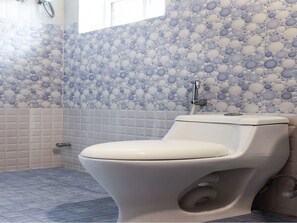 Shower, rainfall showerhead, free toiletries, towels - OYO 986 Hotel Akhand Homes (Hyderabad)