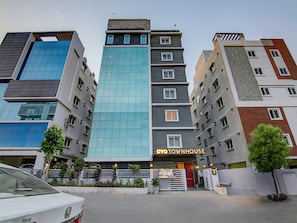 Front of property - OYO Townhouse 034 Hitech City Road (Hyderabad)