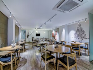 Restaurant - OYO Townhouse 034 Hitech City Road (Hyderabad)