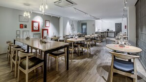 Restaurant - OYO Townhouse 034 Hitech City Road (Hyderabad)