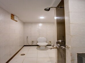 Doppel- oder Zweibettzimmer | Badezimmer | Dusche, kostenlose Toilettenartikel, Handtücher