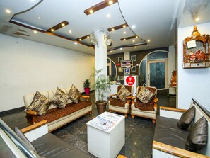 Lobby sitting area - Capital O 2897 Hotel Bagga Inn (Jabalpur)