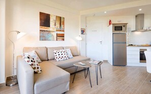 Appartement supérieur | Salle de séjour | Téléviseur à écran plat de 43 po avec télévision par satellite
