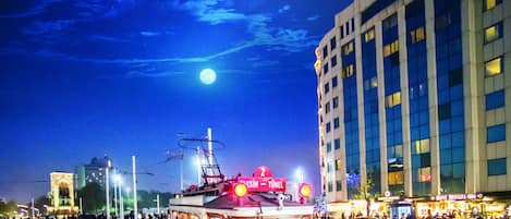 Façade de lâhĂ©bergement â soirĂ©e/nuit