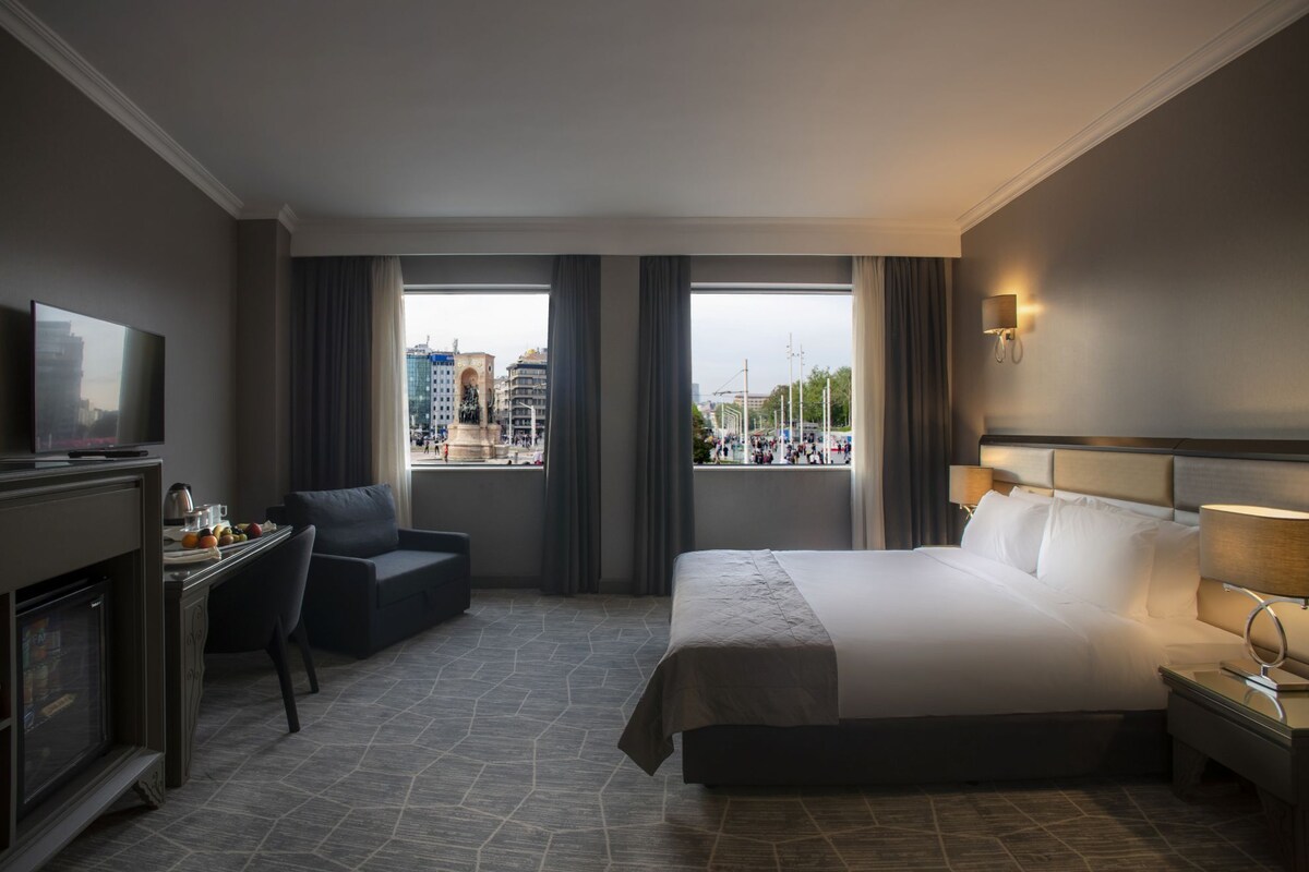 Deluxe King with Citylife View | 迷你吧、客房内保险箱、办公桌、遮光窗帘