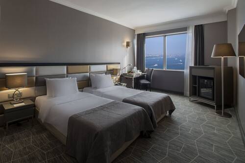 Quarto superior, vista para o mar | Frigobar, cofres nos quartos, escrivaninha, cortinas blackout