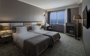Minibar, in-room safe, desk, blackout curtains - Taksim Square Hotel (Istanbul)
