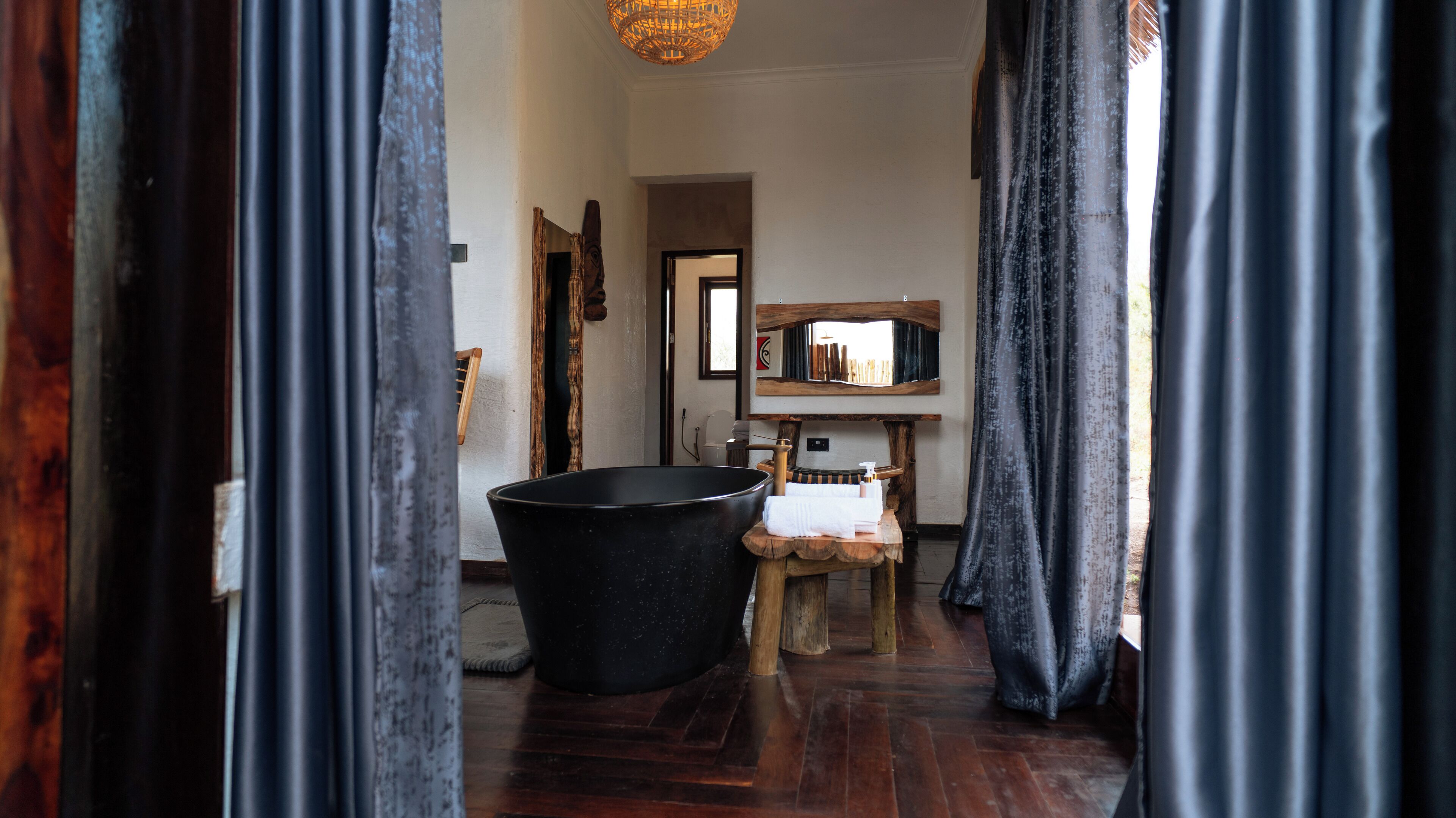 Baignoire relaxante profonde, douche à « effet pluie »