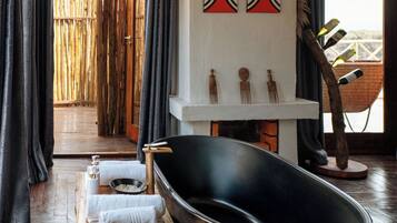 Djupt badkar, regndusch, gratis toalettartiklar och hårtork