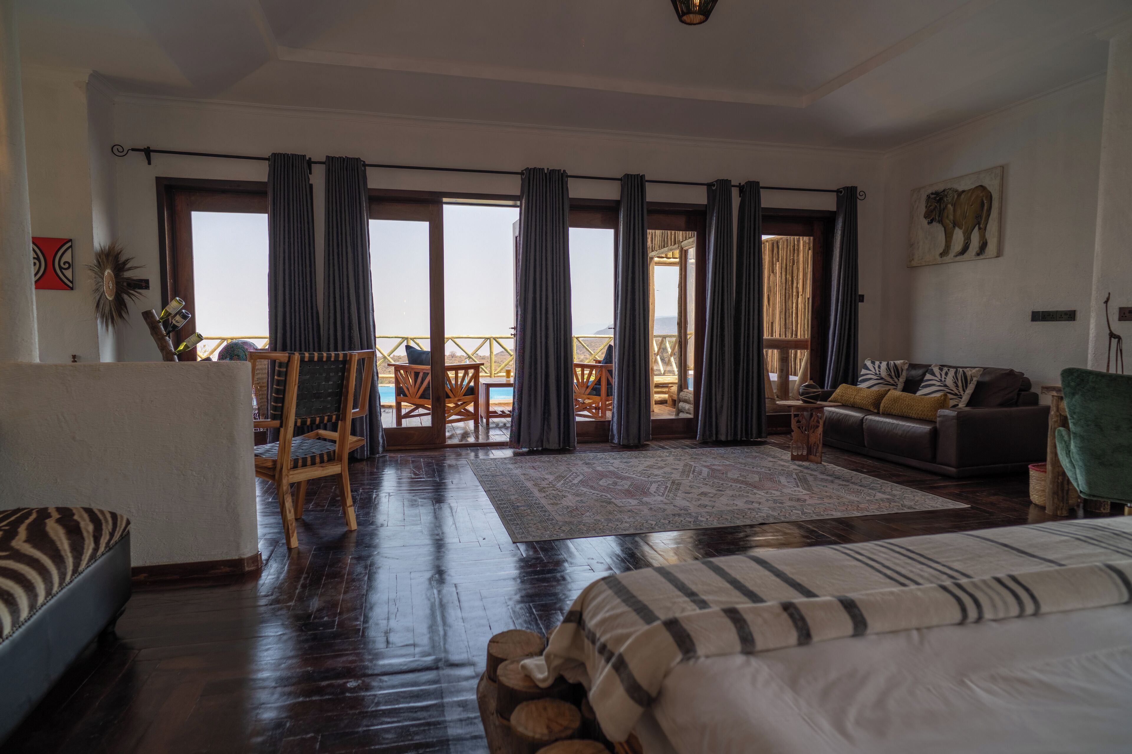 Bureau, rideaux occultants, draps fournis