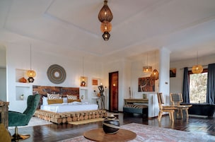 Escrivaninha, cortinas blackout, roupa de cama