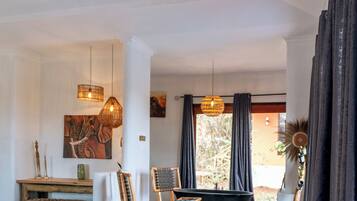 Escritorio, cortinas blackout y ropa de cama