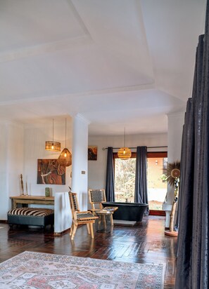 Escriptori, cortines opaques i roba de llit 