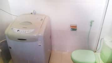 Shower, jetted bath, free toiletries