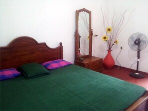 Desk, soundproofing, iron/ironing board, free WiFi