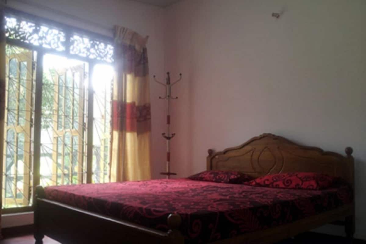Desk, soundproofing, iron/ironing board, free WiFi