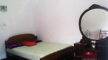 Desk, soundproofing, iron/ironing board, free WiFi