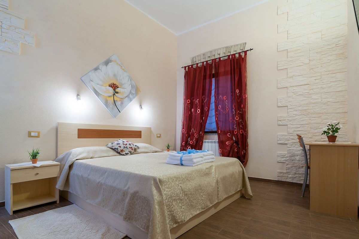 Habitación doble Deluxe | Edredón, escritorio, insonorización y cunas gratuitas