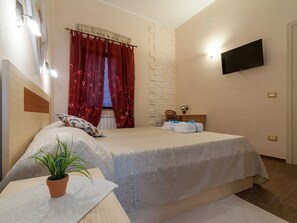 Deluxe dubbelrum | Duntäcken, skrivbord, ljudisolering och gratis barnsängar