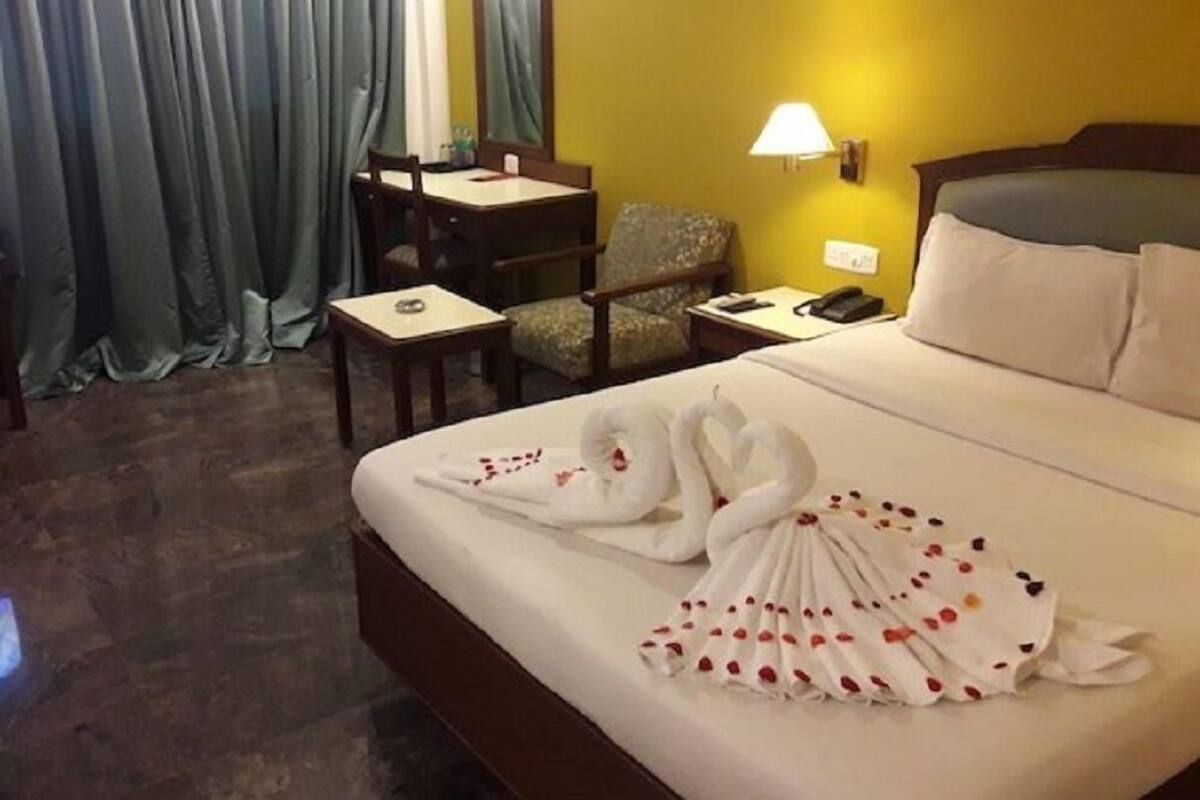Habitación empresarial - 1 cama matrimonial o 2 individuales, 1 cama King size, para no fumadores | 1 habitación, ropa de cama de alta calidad y muebles diferentes