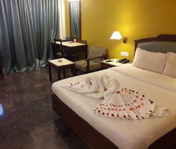 Business Double or Twin Room, 1 King Bed, Non Smoking | 1 bedroom, premium bedding, individually furnished, iron/ironing board