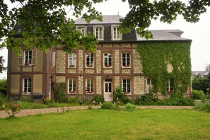 Front of property - La tourelle (Vascoeuil)