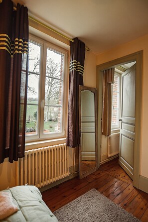 Triple Room | Individually decorated, individually furnished, iron/ironing board - La tourelle (Vascoeuil)