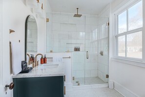 Suite, Ensuite (Suite 7) | Bathroom - Afton Mountain Inn (Afton)