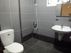 Family Suite, Private Bathroom | Bathroom sink - Wish Enjoy Happy Homestay (Ligang)