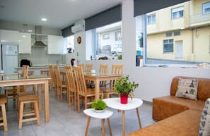 Lobby sitting area - Albergue - Hostel Oceanus Finisterre (Fisterra)