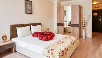 Tabla de planchar con plancha, wifi gratis y ropa de cama 