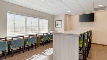 Petit déjeuner buffet servi tous les jours en supplément