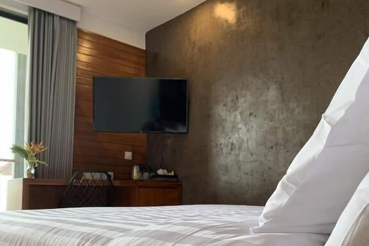 Habitación doble Premium, 1 cama King size, balcón, vista a la alberca | 1 habitación, minibar, caja de seguridad en la habitación y escritorio